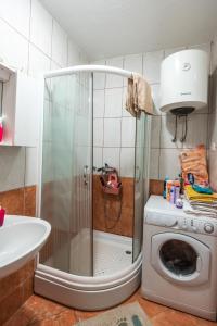 bagno con doccia e lavatrice di Apartman Barbara a Makarska