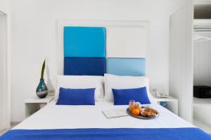 Un dormitorio con una cama con un bol de fruta. en Eden Bleu, en Vico Equense