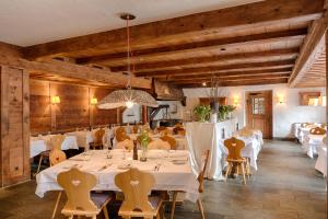 Bernerhof Swiss Quality Hotel Gstaad tesisinde bir restoran veya yemek mekanı