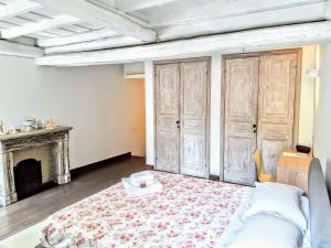 - une chambre avec un lit et une cheminée dans l'établissement Incredible Views in Campo de Fiori, à Rome
