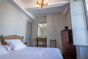 Ein Bett oder Betten in einem Zimmer der Unterkunft L'hôtel de Panette, entrée Renaissance