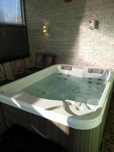 a large bath tub filled with water in a room at Apartmani Marin-Pošesi 182 in Medulin