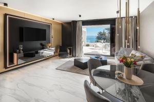 Televízia a/alebo spoločenská miestnosť v ubytovaní Posh Residence Luxury Suites