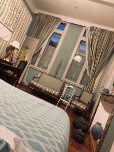 ドゥエーにあるChambres d'Hôtes Les Foulonsのベッドルーム1室(ベッド1台、椅子2脚、窓付)