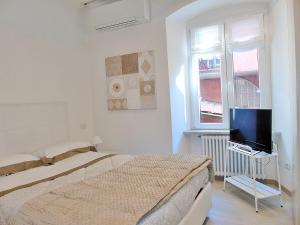 A television and/or entertainment centre at The Best View Of The Sea