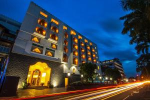 un edificio en una calle de la ciudad por la noche en Royal Kandyan Hotel, en Kandy