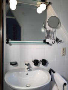 y baño con lavabo blanco y espejo. en Ferienidyll Aumühle, "Wiesengrund", en Rot am See