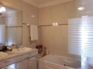 un bagno con vasca, lavandino e vasca da bagno di @Georgette a Mindelo