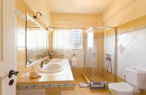 Kúpeľňa v ubytovaní NV Luxury Villa + 37 fotografií
