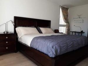 una camera da letto con un letto, un comò e una finestra di @Georgette a Mindelo