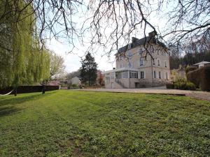 バル・シュル・セーヌにあるHeritage Castle in Bar sur Seineの広い芝生の庭のある大きな白い家