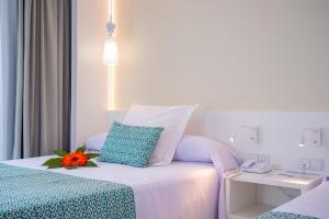 Postel nebo postele na pokoji v ubytování Gran Hotel Peñiscola