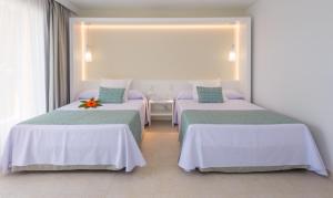 Postel nebo postele na pokoji v ubytování Gran Hotel Peñiscola