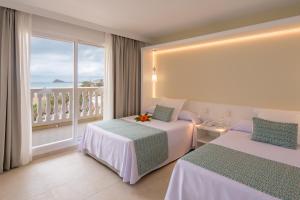 Postel nebo postele na pokoji v ubytování Gran Hotel Peñiscola