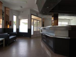 un vestíbulo con una sala de espera con un mostrador en Hostal Lady Ana María, en Collado-Villalba