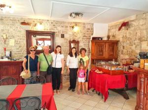 um grupo de pessoas em pé em uma cozinha em Palace Derossi em Trogir