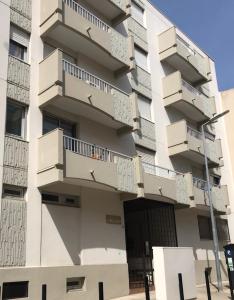 un edificio con balcones en un lateral en Feel@Home Nemausus « Le 42 », en Nimes