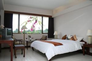 Postel nebo postele na pokoji v ubytování Mae Pim Resort Hotel
