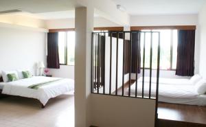 Postel nebo postele na pokoji v ubytování Mae Pim Resort Hotel