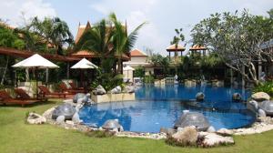 Bazén v ubytování Mae Pim Resort Hotel nebo v jeho okolí