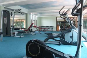 un gimnasio con varias cintas de correr y bicicletas estáticas en Mae Pim Resort Hotel en Mae Pim