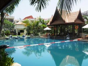 Bazén v ubytování Mae Pim Resort Hotel nebo v jeho okolí