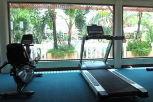 Fitness centrum a/nebo fitness zařízení v ubytování Mae Pim Resort Hotel