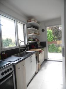 una cucina con un lavello e una grande finestra di AU PARFUM DES LAVANDES a Précigné