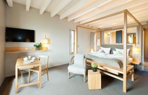 sypialnia z łóżkiem, stołem i krzesłem w obiekcie Schlosshotel Steinburg w mieście Würzburg +83 zdjęcia