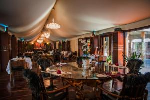 una sala da pranzo con tavolo e sedie di Telal Resort Al Ain a Al Ain