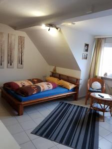 1 dormitorio con 1 cama en la esquina de una habitación en Ferienwohnung Ebeling under stars en Dassel