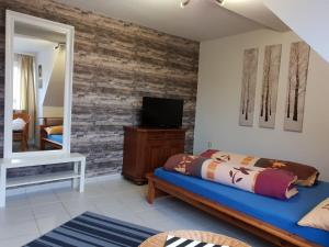 a living room with a bed and a mirror at Ferienwohnung Ebeling under stars in Dassel