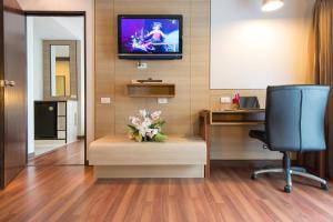 TV a/nebo společenská místnost v ubytování Marsi Hotel Bangkok