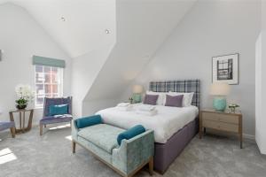 1 dormitorio con 1 cama grande y 1 silla en Destiny Scotland - Royal Mile Residence, en Edimburgo