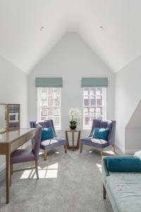 sala de estar con sillas azules y escritorio en Destiny Scotland - Royal Mile Residence en Edimburgo