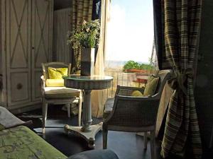 a room with a table and chairs and a window at Locanda A Cà Du Gigante in Monterosso al Mare