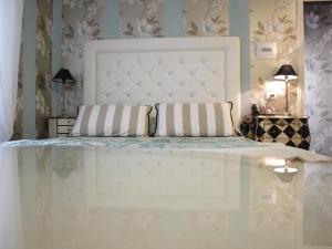a bedroom with a white bed with two pillows at Locanda A Cà Du Gigante in Monterosso al Mare