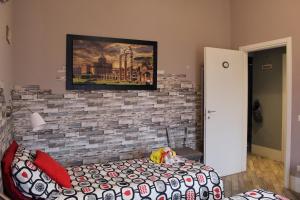ein Schlafzimmer mit einem Bett und einem Wandgemälde in der Unterkunft Terrazza 29 Holiday Home in Rom
