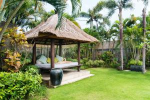 Vườn quanh Villa Bliss a paradise of three independent Villas