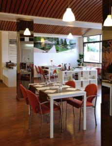 Reštaurácia alebo iné gastronomické zariadenie v ubytovaní Priorat Boutique