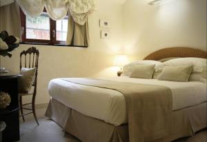 a bedroom with a large white bed with a window at Locanda A Cà Du Gigante in Monterosso al Mare