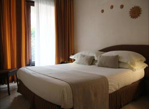 a large bed in a bedroom with a window at Locanda A Cà Du Gigante in Monterosso al Mare