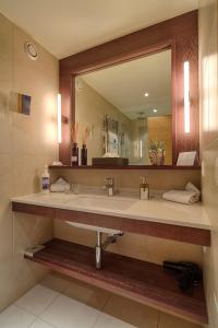 Ένα μπάνιο στο Bernerhof Swiss Quality Hotel Gstaad