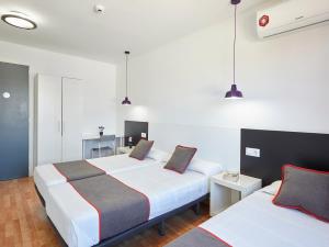 Postel nebo postele na pokoji v ubytování Hostal Mas Ferrer
