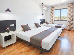 Postel nebo postele na pokoji v ubytování Hostal Mas Ferrer