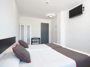 Postel nebo postele na pokoji v ubytování Hostal Mas Ferrer