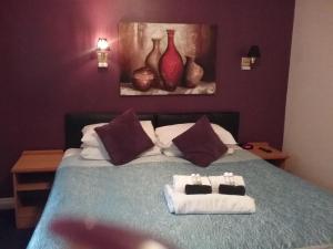 1 dormitorio con 1 cama con 2 toallas en The Prince Consort, en Southampton