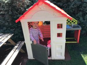 a child in a play house at Blockbohlenhaus Plau am See in Plau am See