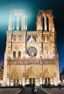 una gran catedral con una torre de reloj por la noche en SAINT PAUL 22, en París