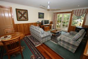 sala de estar con 2 sofás y TV en Donalea Bed and Breakfast & Riverview Apartment, en Castle Forbes Bay